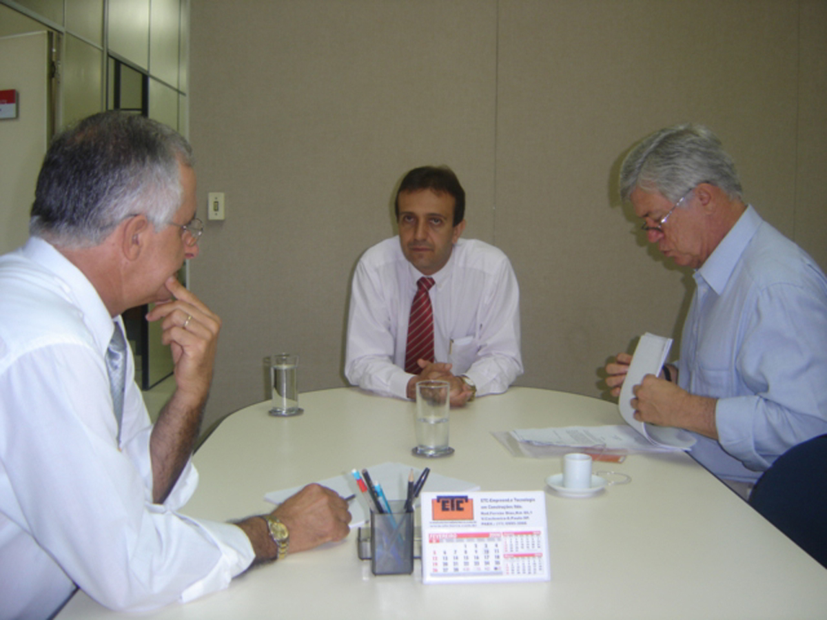 Deputado Milton Flvio (dir.) durante reunio na FDE<a style='float:right;color:#ccc' href='https://www3.al.sp.gov.br/repositorio/noticia/03-2008/M FLAVIO FDE VISITA.jpg' target=_blank><i class='bi bi-zoom-in'></i> Clique para ver a imagem </a>